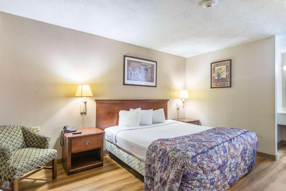 King Room - Non-Smoking interior